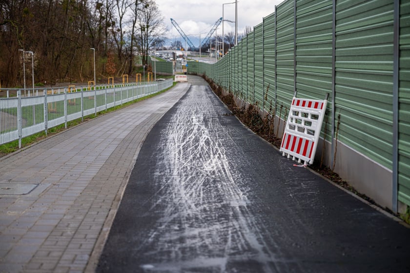 Przybywa asfaltu na kolejnych odcinkach drogi rowerowej na alei Wielkiej Wyspy.